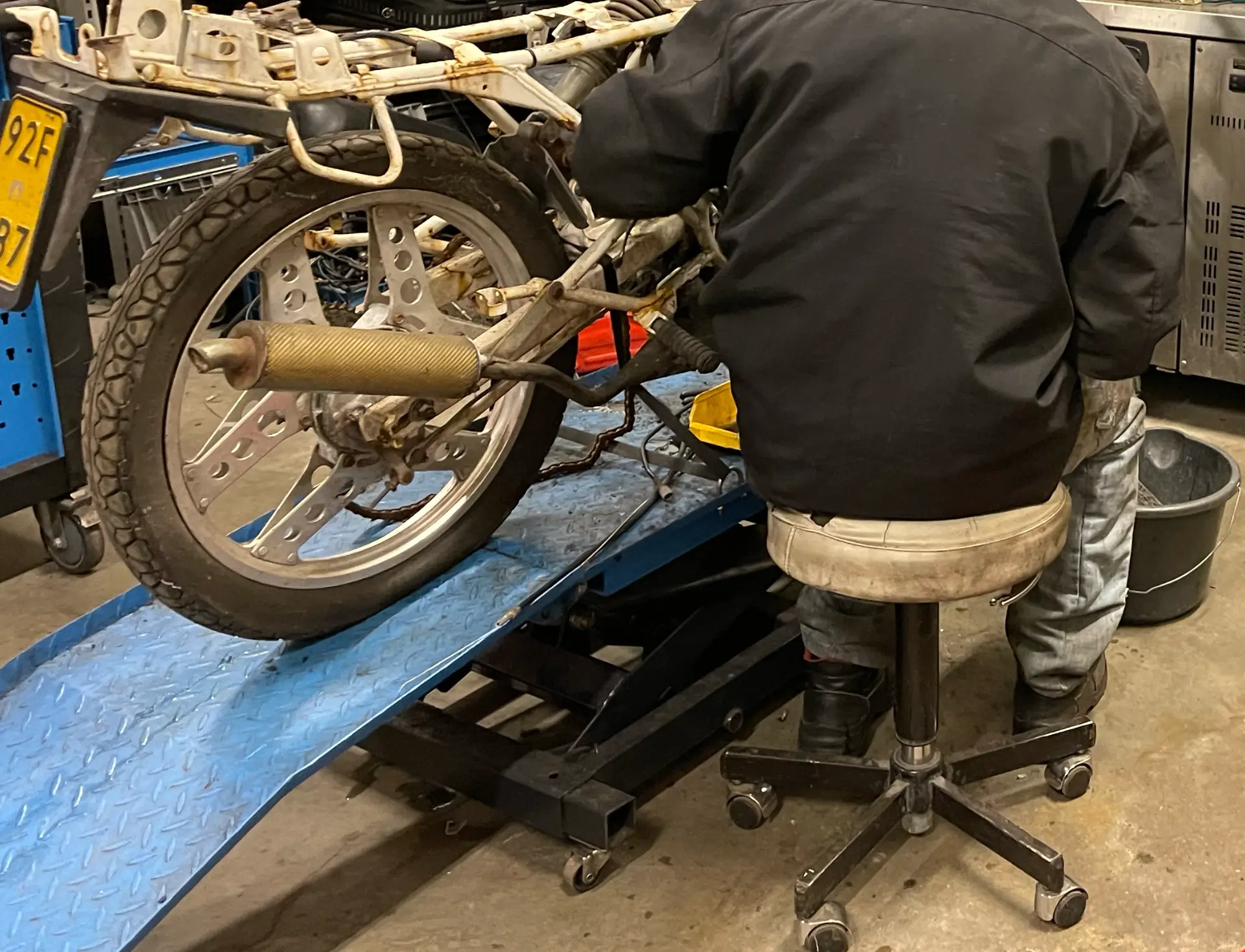 sleutelen aan scooters en brommers in de dagbesteding